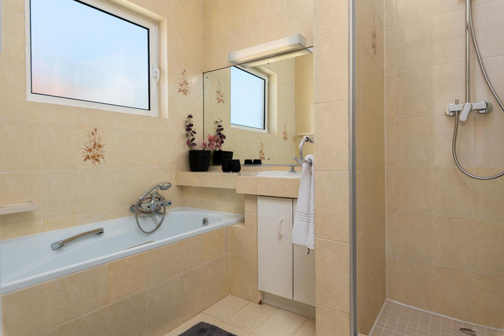 Sea Point Bliss - Access To & Saunders Pool Apartment *